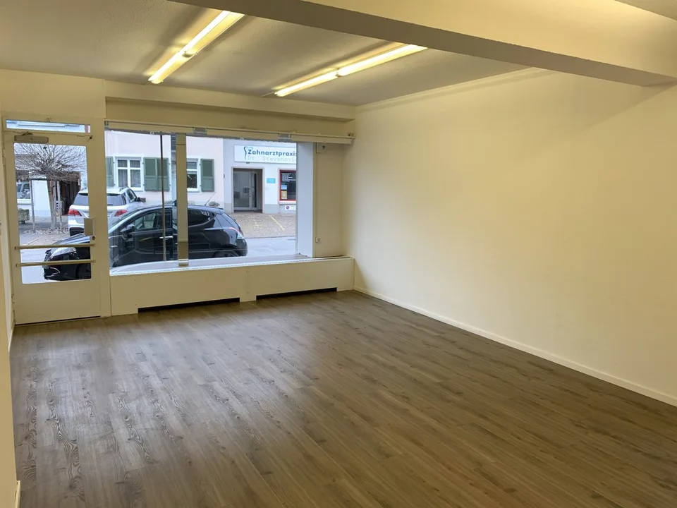Ladenlokal mit Schaufensterfront