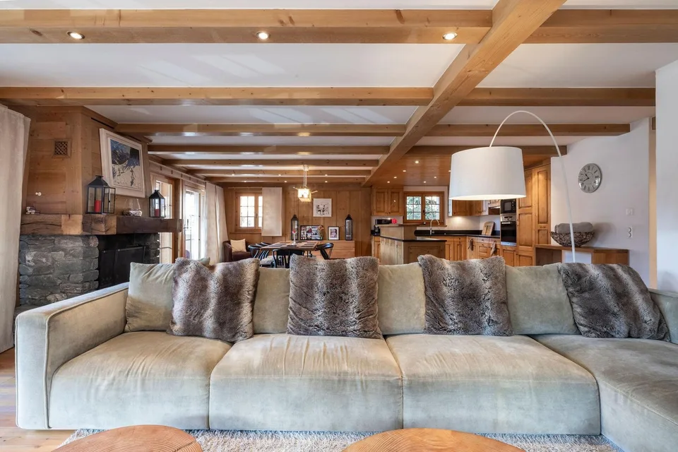 LOCATION SAISONNIÈRE: Geräumige, vollständig renovierte Wohnung mit 5 Zimmern und 5 Badezimmern, im Zentrum von Verbier gelegen, mit Whirlpool und großer Terrasse mit Blick auf die Berge.