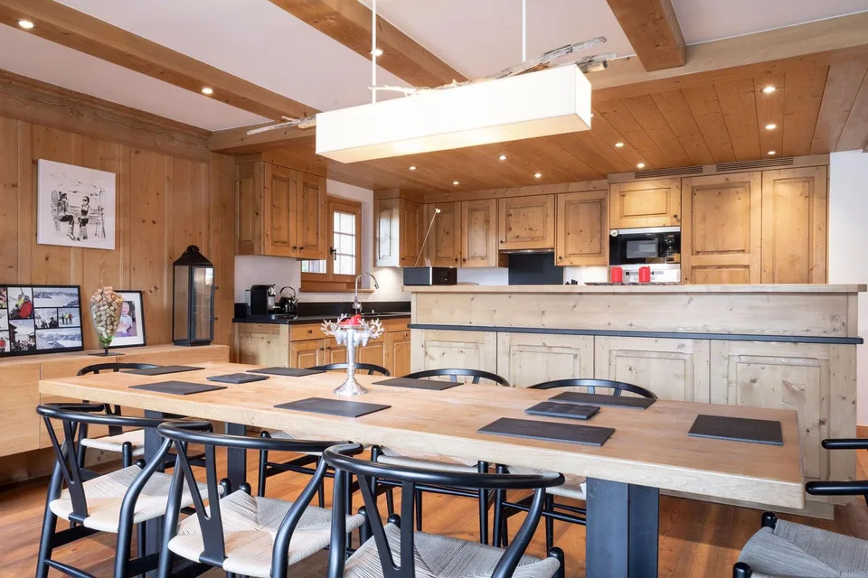 LOCATION SAISONNIÈRE: Geräumige, vollständig renovierte Wohnung mit 5 Zimmern und 5 Badezimmern, im Zentrum von Verbier gelegen, mit Whirlpool und großer Terrasse mit Blick auf die Berge.