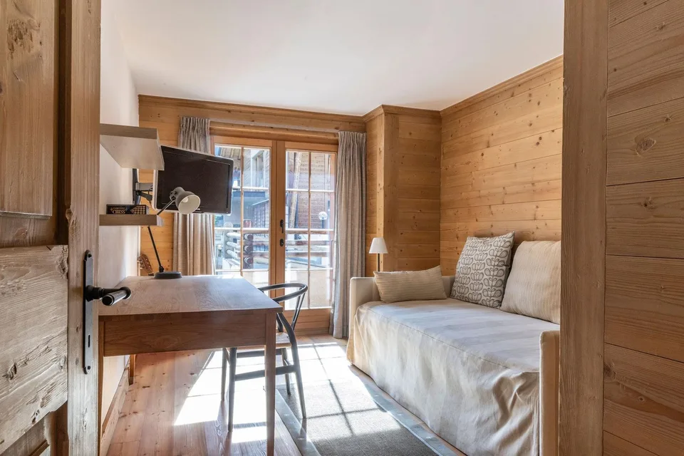 LOCATION SAISONNIÈRE: Geräumige, vollständig renovierte Wohnung mit 5 Zimmern und 5 Badezimmern, im Zentrum von Verbier gelegen, mit Whirlpool und großer Terrasse mit Blick auf die Berge.
