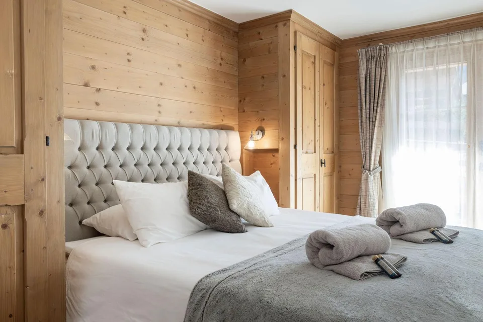 LOCATIONE STAGIONALE: Appartamento spazioso completamente rinnovato con 5 camere e 5 bagni, situato nel centro di Verbier, con idromassaggio e grande terrazza con vista sulle montagne. – foto 8 di 11