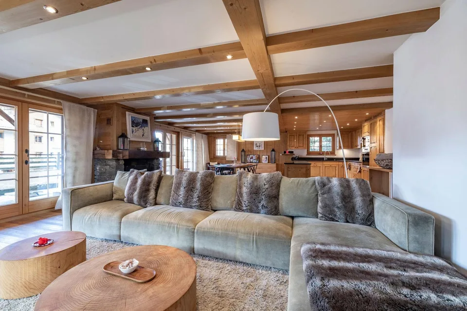 LOCATION SAISONNIÈRE : Appartement spacieux entièrement rénové comprenant 5 chambres et 5 salles de bains, situé dans le centre de Verbier, avec jacuzzi et grande terrasse offrant une vue sur les montagnes.
