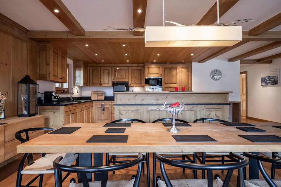LOCATION SAISONNIÈRE: Geräumige, vollständig renovierte Wohnung mit 5 Zimmern und 5 Badezimmern, im Zentrum von Verbier gelegen, mit Whirlpool und großer Terrasse mit Blick auf die Berge.