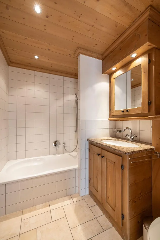 LOCATIONE STAGIONALE: Appartamento spazioso completamente rinnovato con 5 camere e 5 bagni, situato nel centro di Verbier, con idromassaggio e grande terrazza con vista sulle montagne. – foto 10 di 11