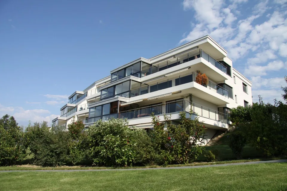 SPLENDIDE APPARTEMENT EN REZ DE JARDIN AVEC VUE LAC ET MONTAGNES A LUTRY