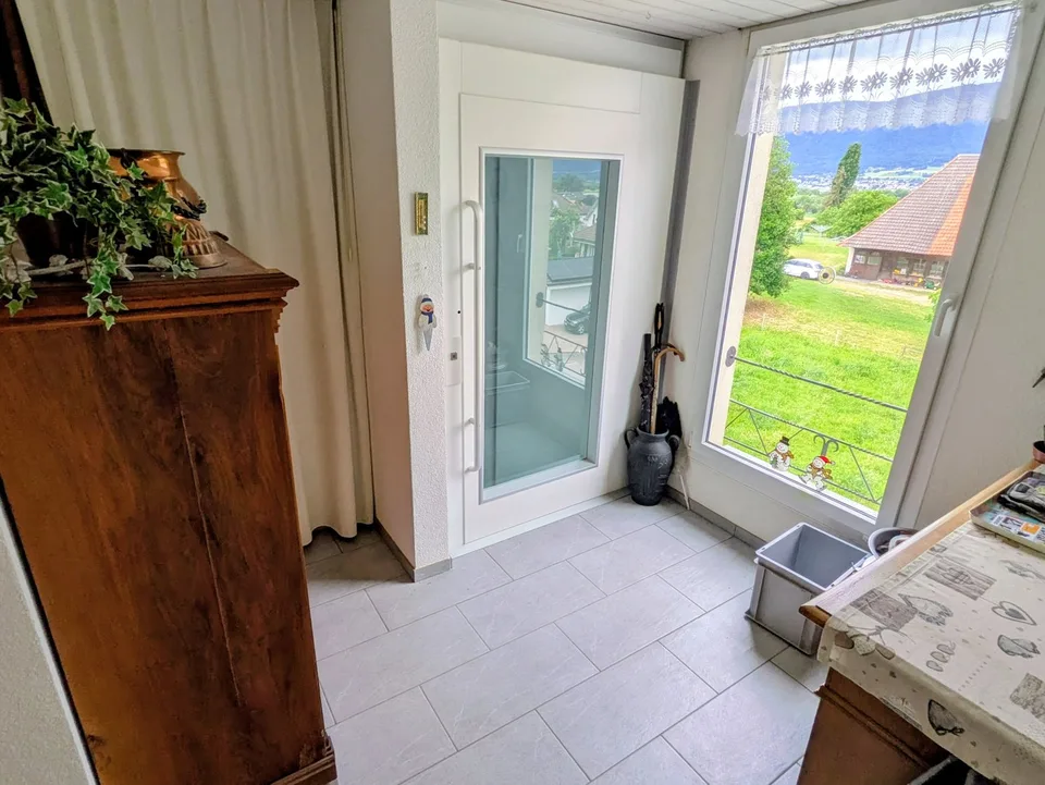 Appartamento attraente di 4,5 locali a Leuzigen, luminoso, spazioso e con balcone/soffitta/cantina