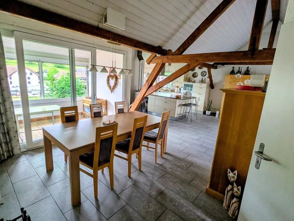 Appartamento attraente di 4,5 locali a Leuzigen, luminoso, spazioso e con balcone/soffitta/cantina