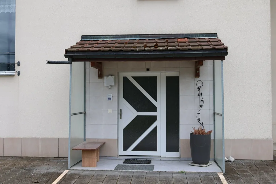 Appartamento attraente di 4,5 locali a Leuzigen, luminoso, spazioso e con balcone/soffitta/cantina