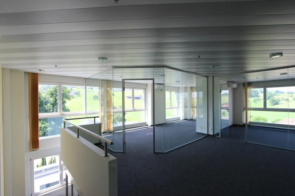 Spazio commerciale e ufficio versatile con magazzino - posizione attraente a Wollerau – foto 9 di 11