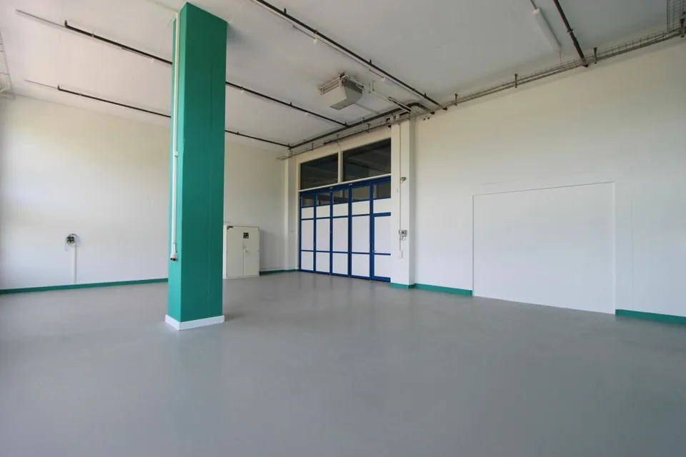 Espace commercial et de bureau polyvalent avec stockage - emplacement attractif à Wollerau