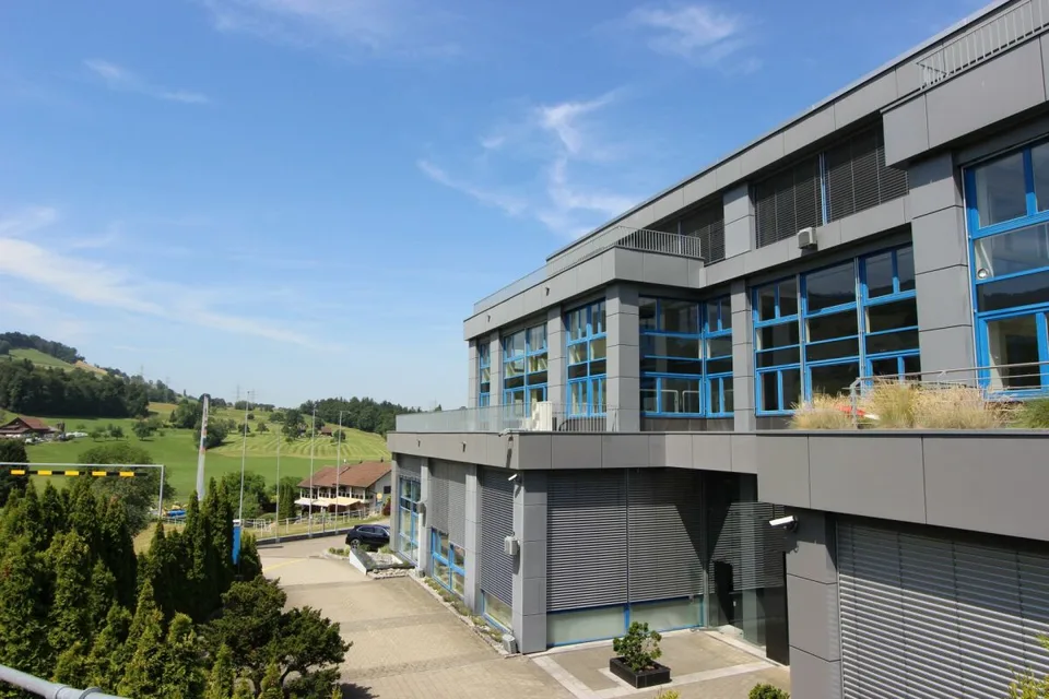 Espace commercial et de bureau polyvalent avec stockage - emplacement attractif à Wollerau