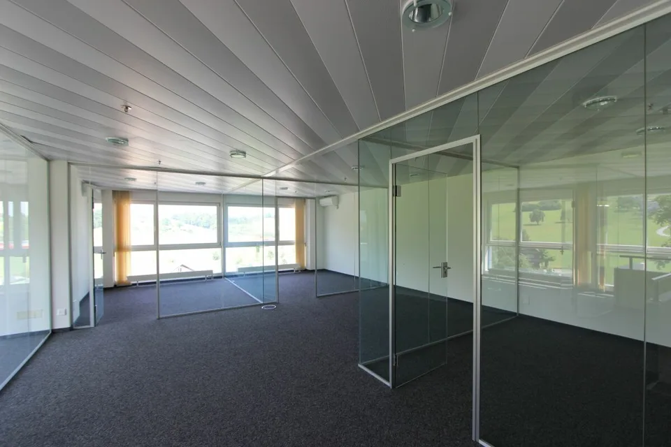 Spazio commerciale e ufficio versatile con magazzino - posizione attraente a Wollerau – foto 10 di 11