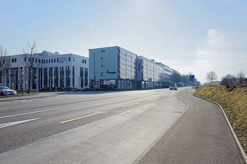 Spazio ufficio aperto con grande area di traffico per uso condiviso