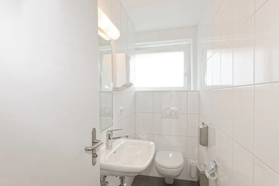 Espace de bureau ouvert avec grande surface de circulation à utiliser en commun – photo 6 sur 7
