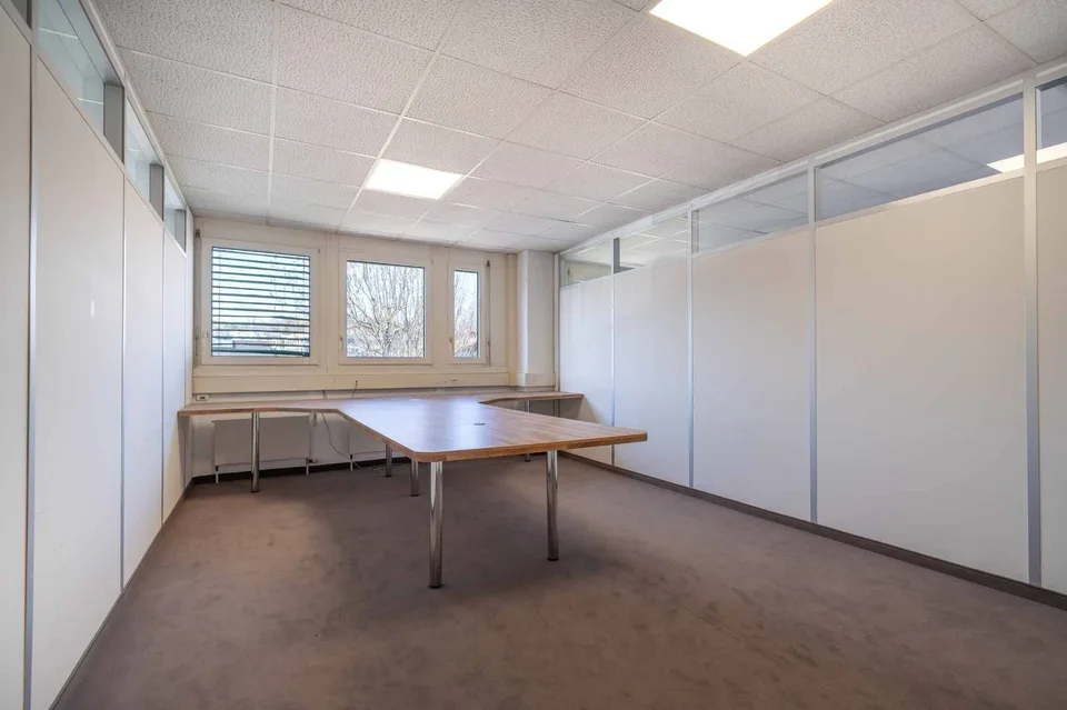 Locaux commerciaux dès 33 m² à prix attractifs  Accès rapide à l'autoroute