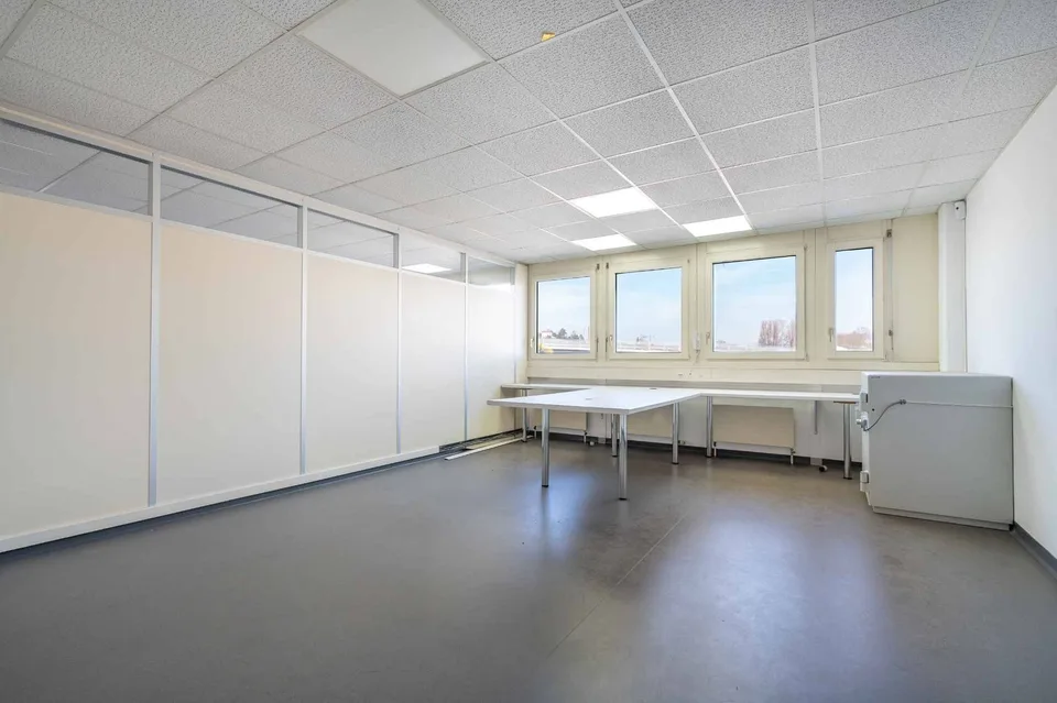 Locaux commerciaux dès 33 m² à prix attractifs  Accès rapide à l'autoroute