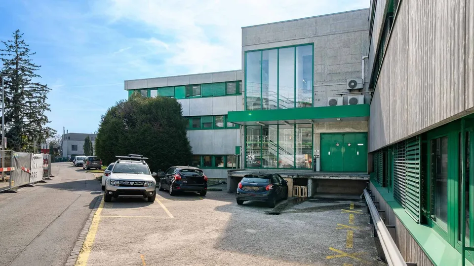 Locaux commerciaux dès 33 m² à prix attractifs  Accès rapide à l'autoroute