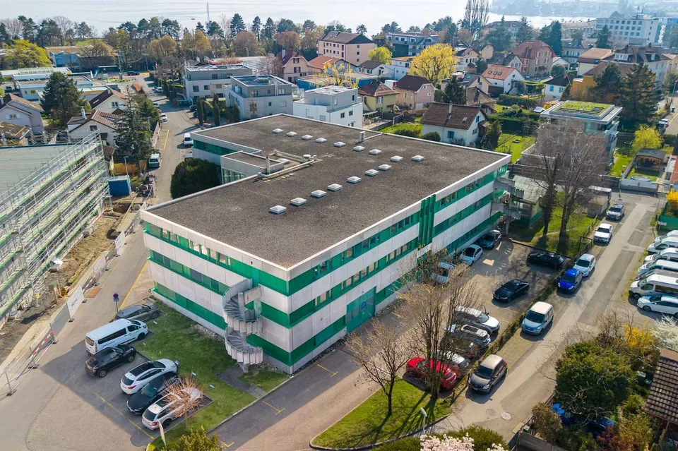 Locaux commerciaux dès 33 m² à prix attractifs  Accès rapide à l'autoroute