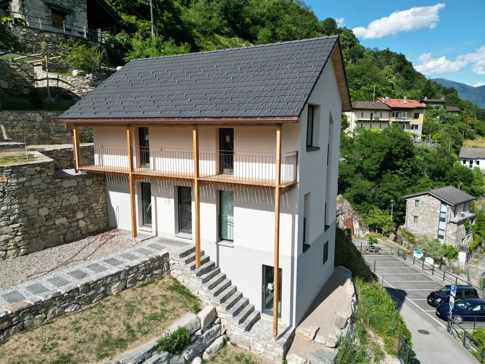 Einfamilienhaus mit Grundstück und überdachten Parkplätzen