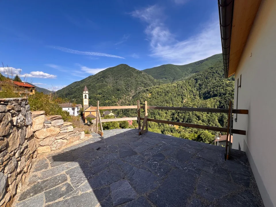 Einfamilienhaus mit Grundstück und überdachten Parkplätzen