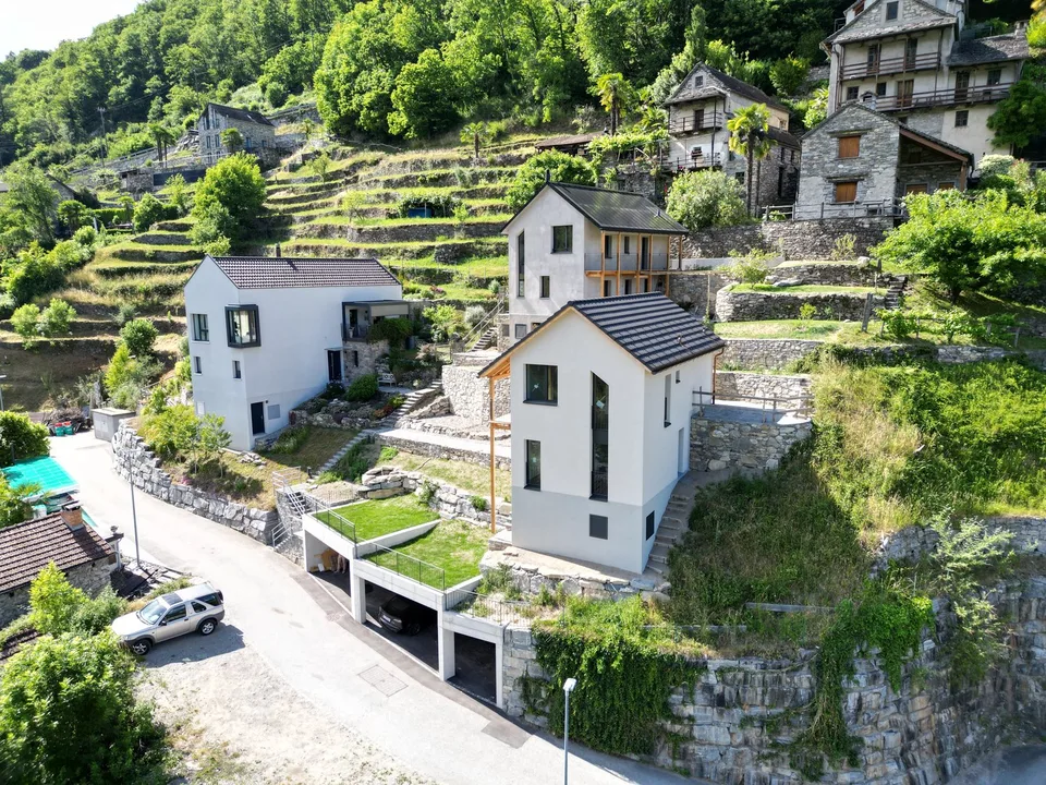 Casa unifamiliare con terreno e posti auto coperti