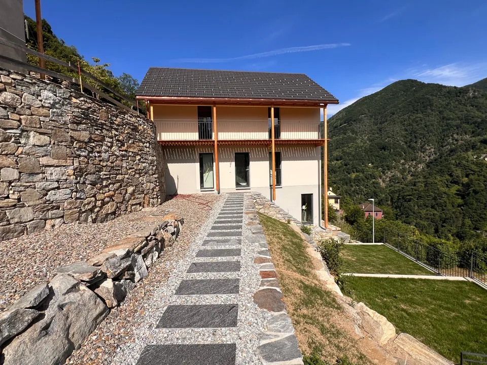 Einfamilienhaus mit Grundstück und überdachten Parkplätzen