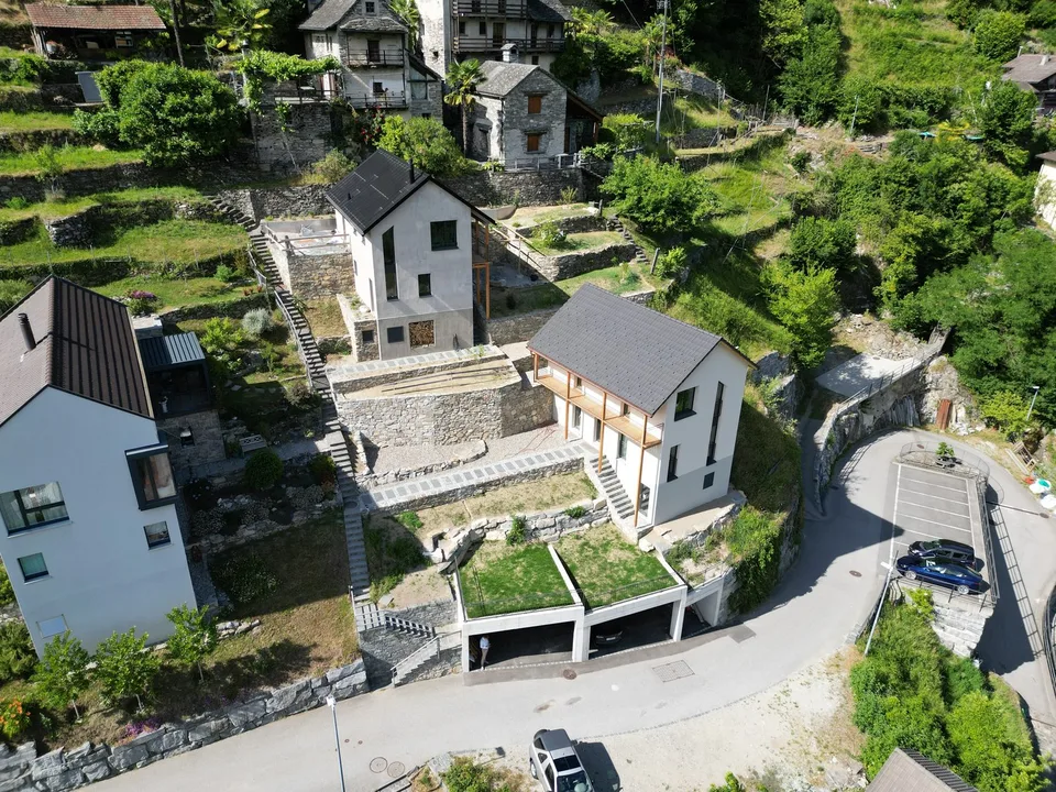 Casa unifamiliare con terreno e posti auto coperti