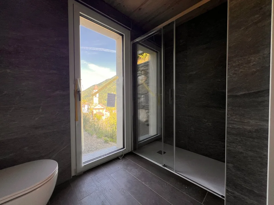 Einfamilienhaus mit Grundstück und überdachten Parkplätzen