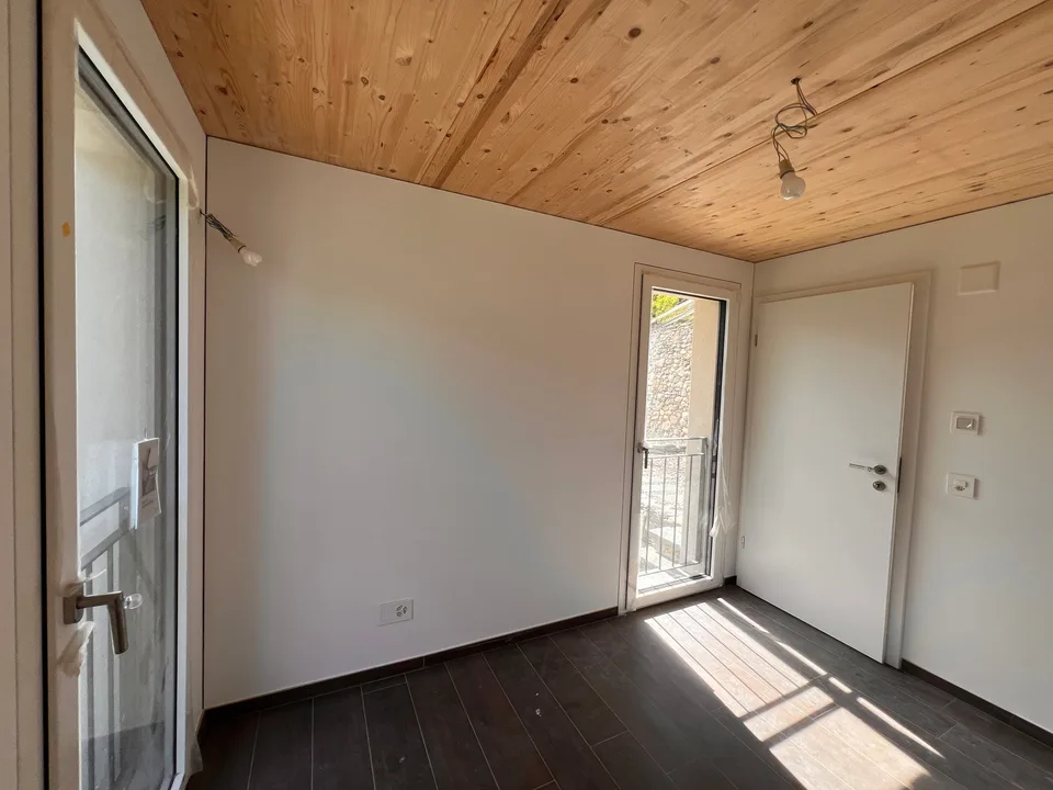 Einfamilienhaus mit Grundstück und überdachten Parkplätzen