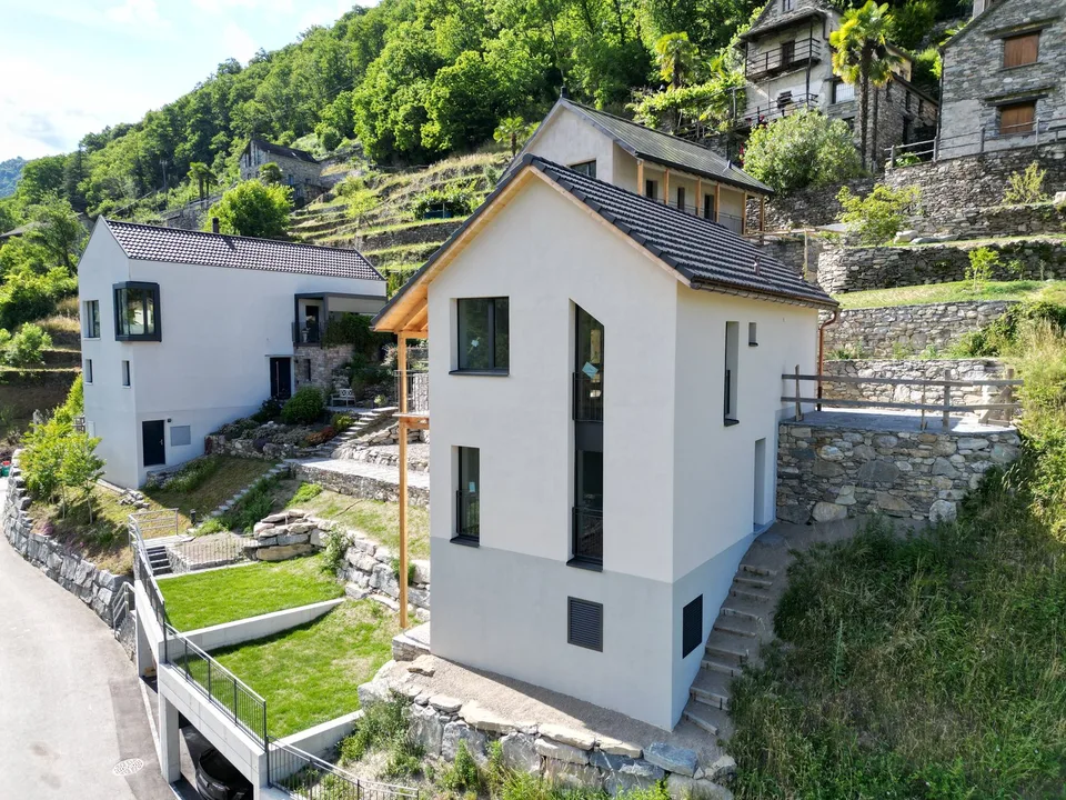 Einfamilienhaus mit Grundstück und überdachten Parkplätzen