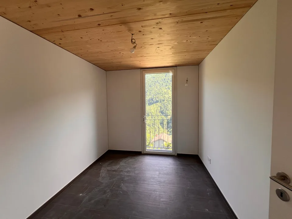 Einfamilienhaus mit Grundstück und überdachten Parkplätzen