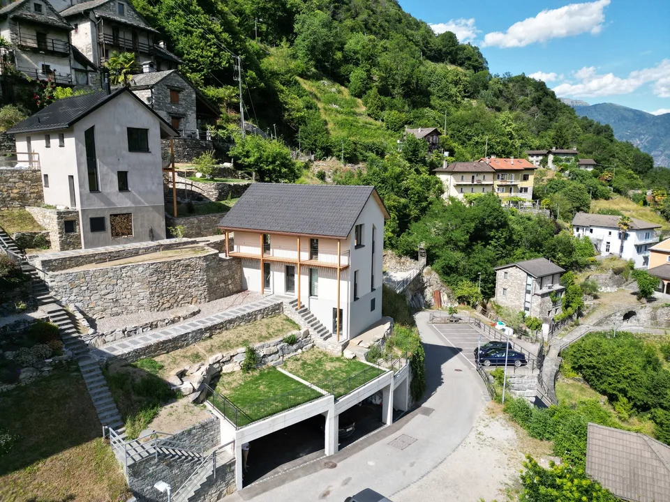 Casa unifamiliare con terreno e posti auto coperti