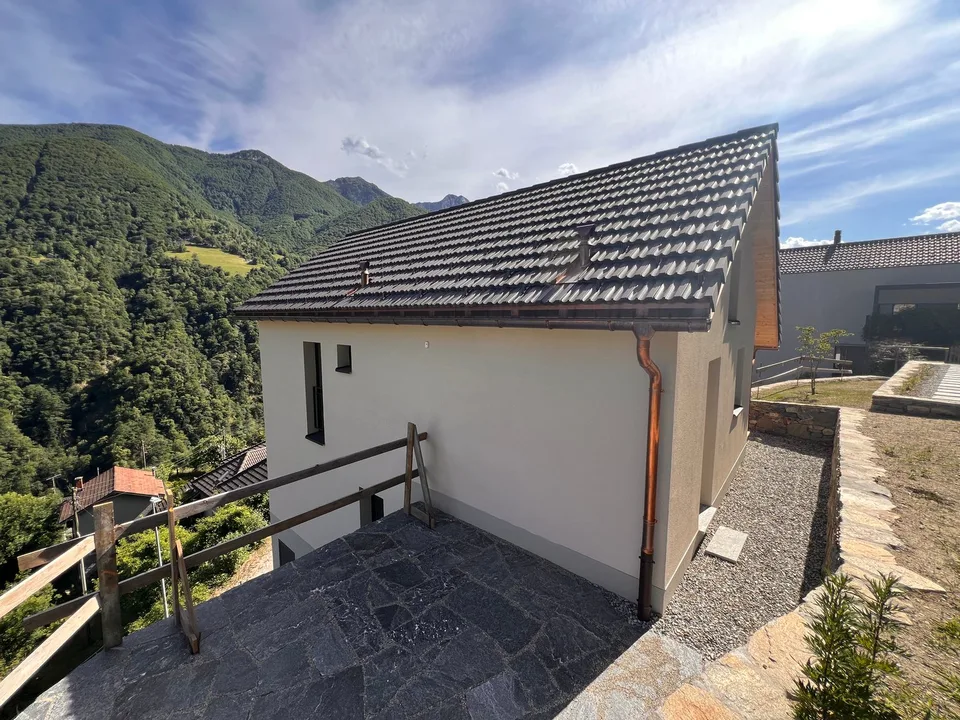 Einfamilienhaus mit Grundstück und überdachten Parkplätzen