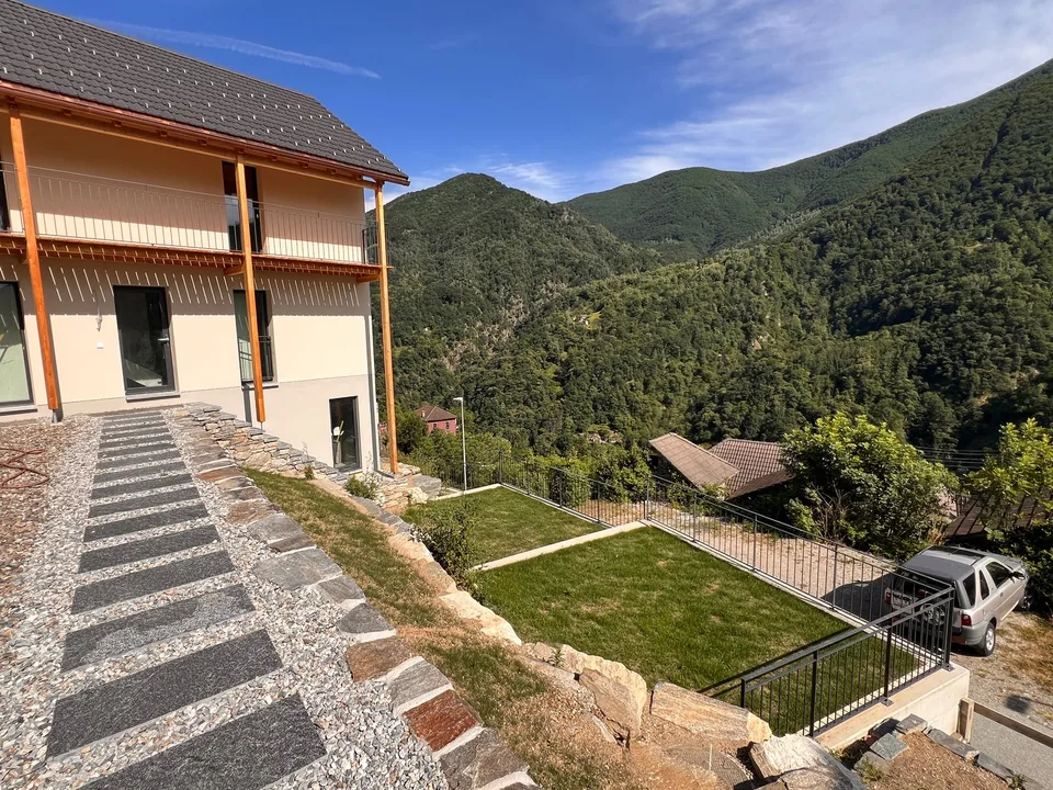 Einfamilienhaus mit Grundstück und überdachten Parkplätzen