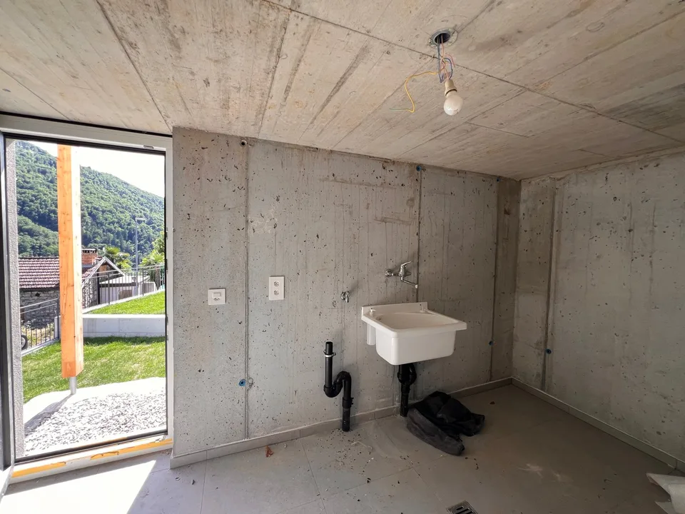 Einfamilienhaus mit Grundstück und überdachten Parkplätzen