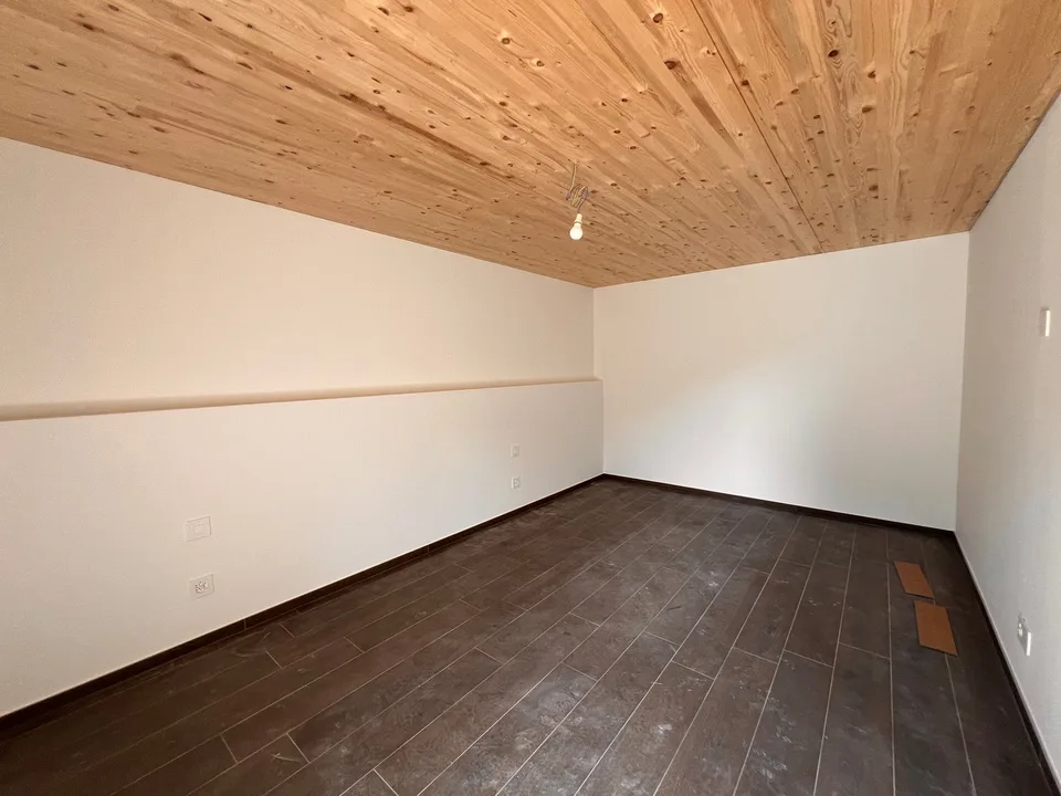 Einfamilienhaus mit Grundstück und überdachten Parkplätzen