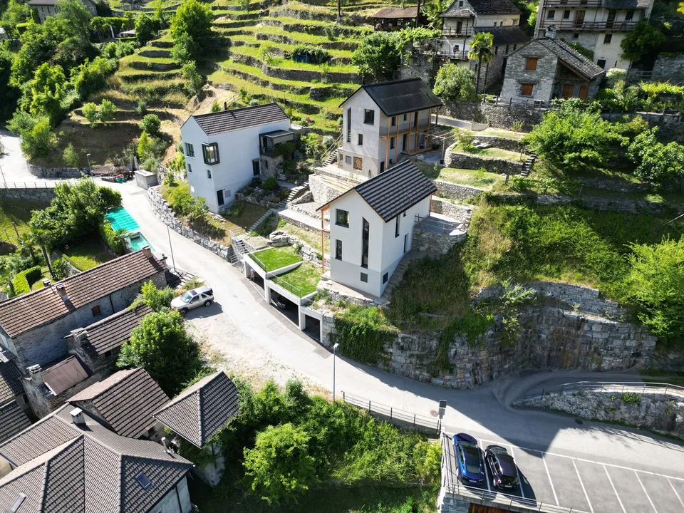 Casa unifamiliare con terreno e posti auto coperti
