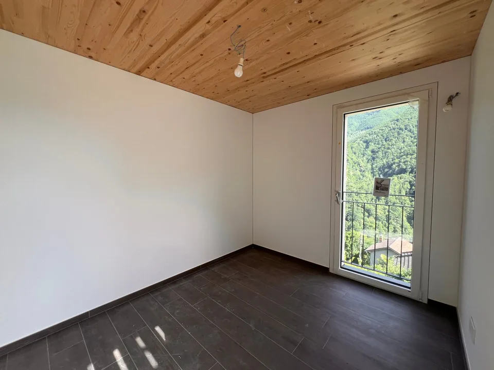 Einfamilienhaus mit Grundstück und überdachten Parkplätzen