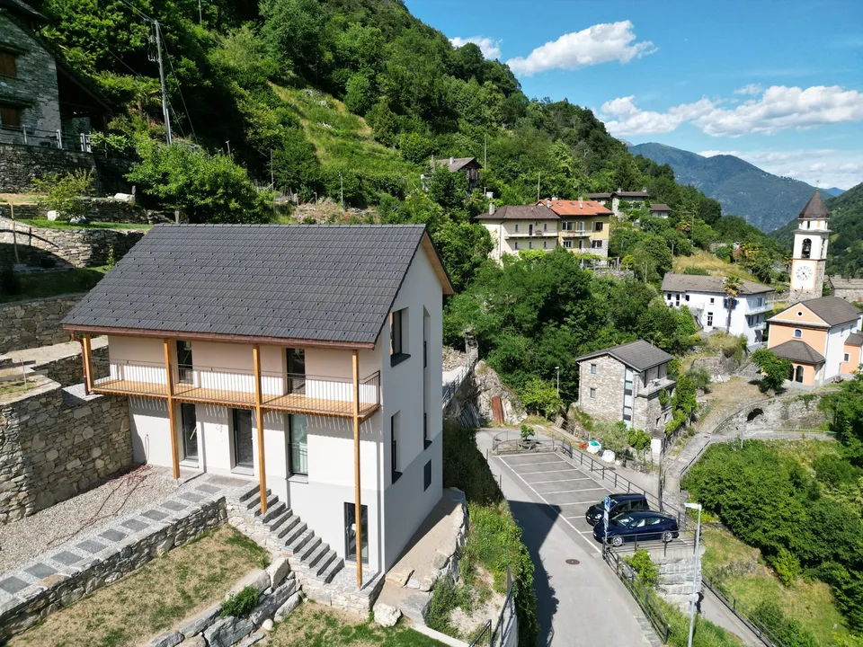 Einfamilienhaus mit Grundstück und überdachten Parkplätzen