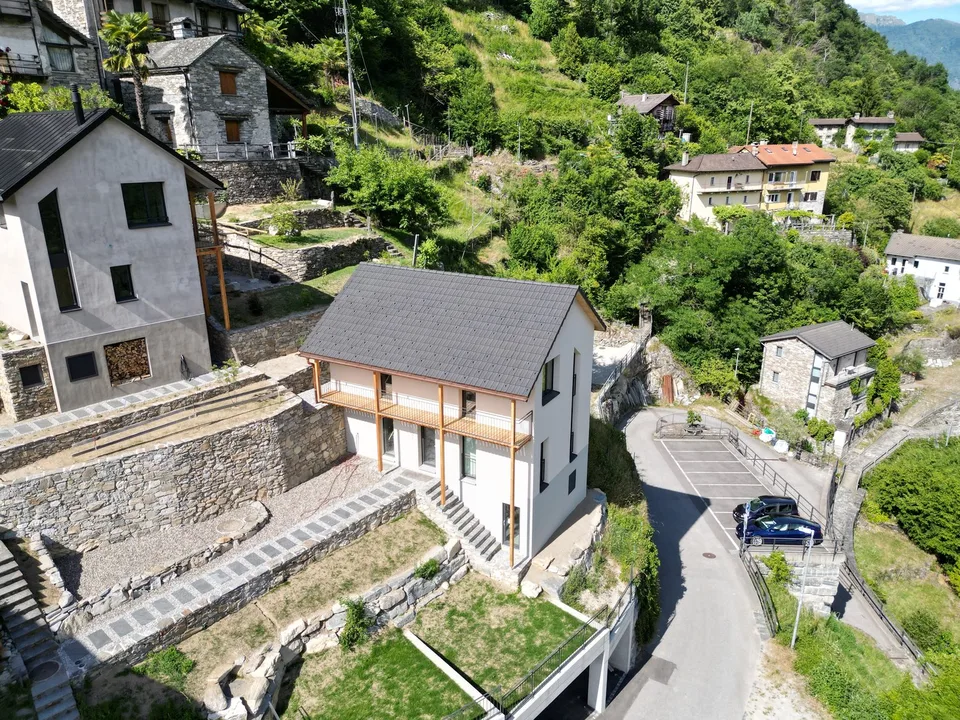 Einfamilienhaus mit Grundstück und überdachten Parkplätzen