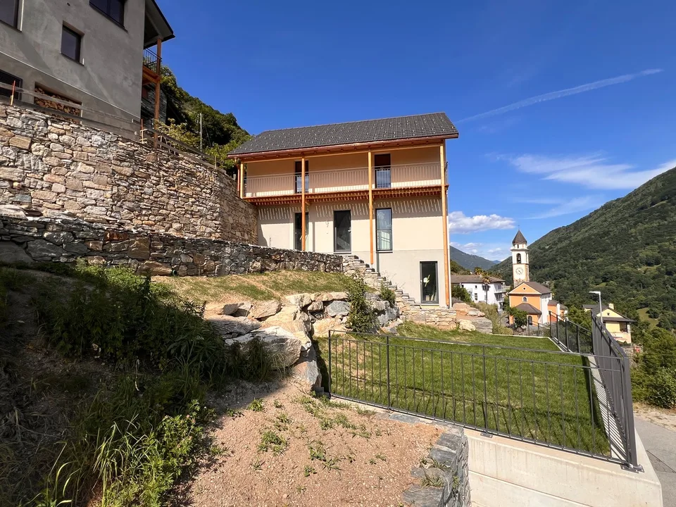 Einfamilienhaus mit Grundstück und überdachten Parkplätzen