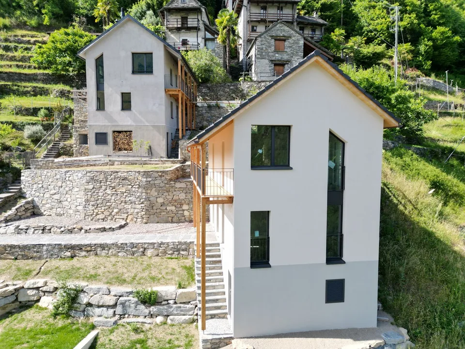 Einfamilienhaus mit Grundstück und überdachten Parkplätzen