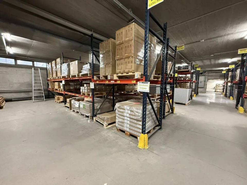 Gewerbeflächen mit ca. 3500 m2 und drei LKW-Rampen