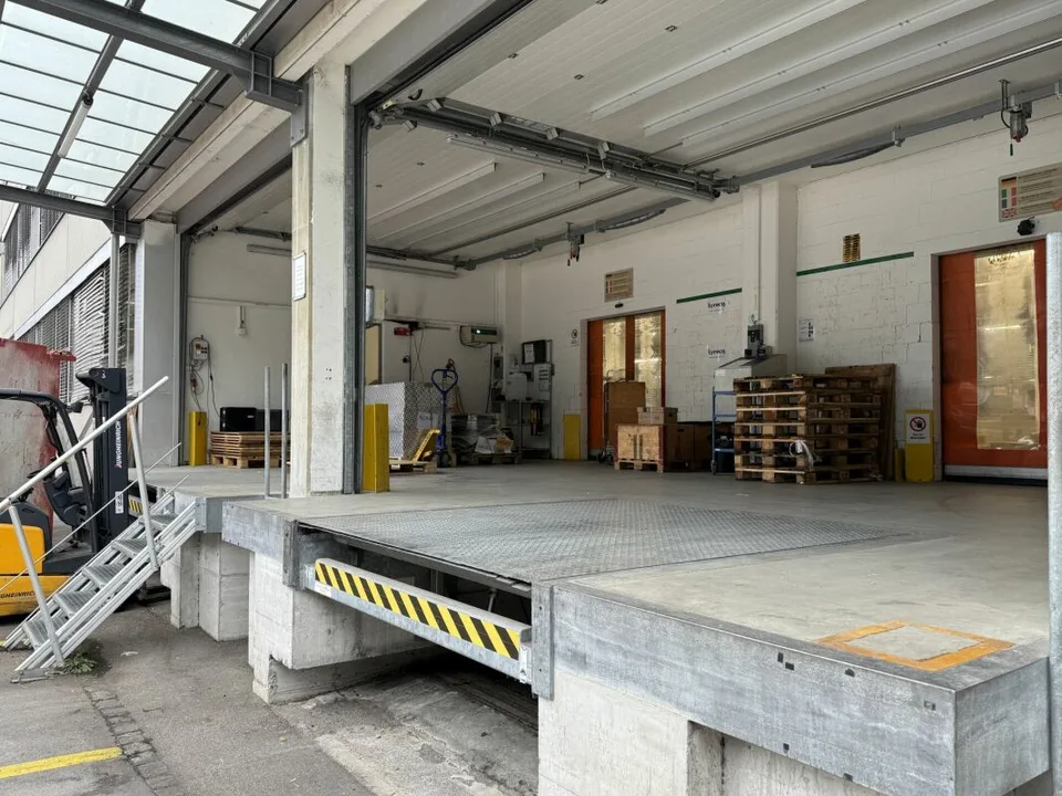Spazi commerciali di circa 3500 m2 con tre rampe per camion – foto 6 di 7