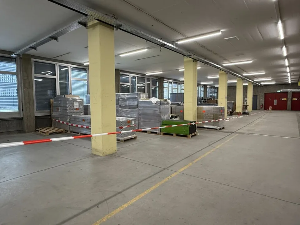 Espaces commerciaux d'environ 3500 m2 avec trois rampes pour camions