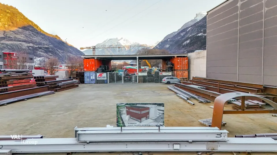 Capannone commerciale di alta qualità con opzioni di utilizzo flessibili in posizione primaria