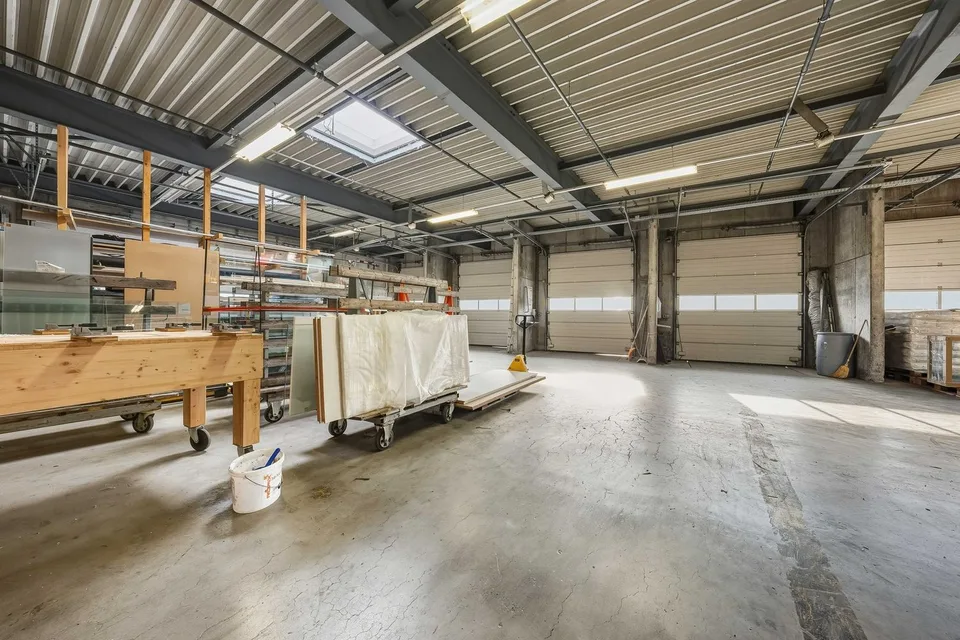 Proprietà commerciale con magazzino a scaffalatura alta