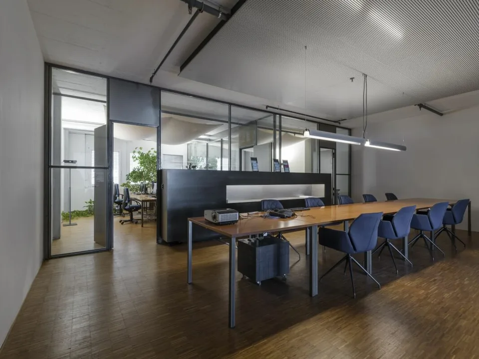 Expanded office space in a shared office with kitchen and lounge