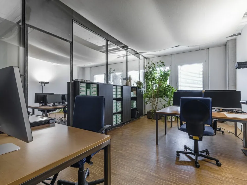 Expanded office space in a shared office with kitchen and lounge