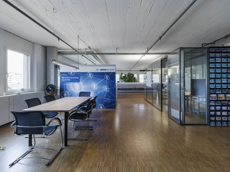 Expanded office space in a shared office with kitchen and lounge
